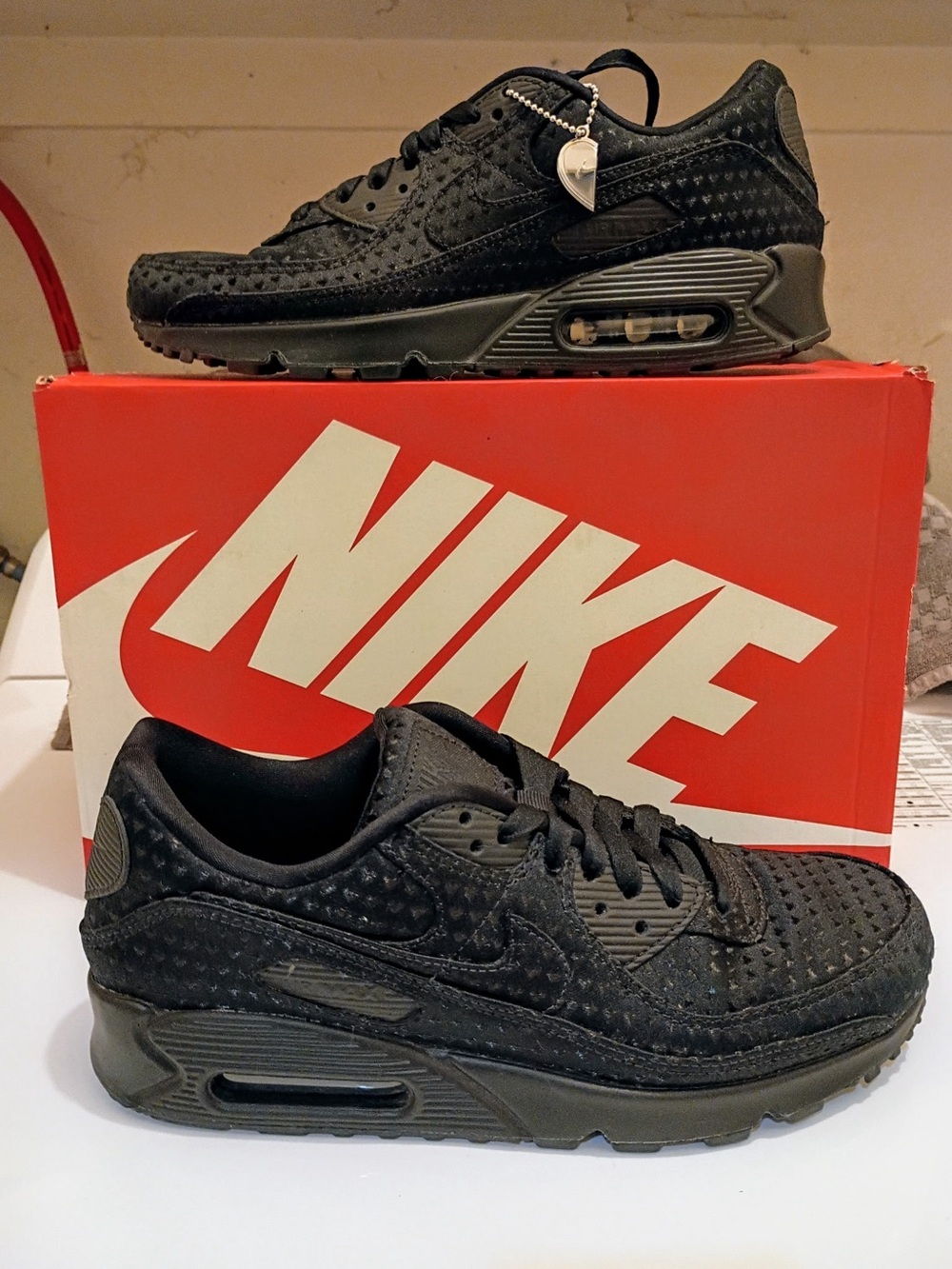 Nike Black Men's Air Max 90 Textured Leather Sneakers Valentines, worn once
